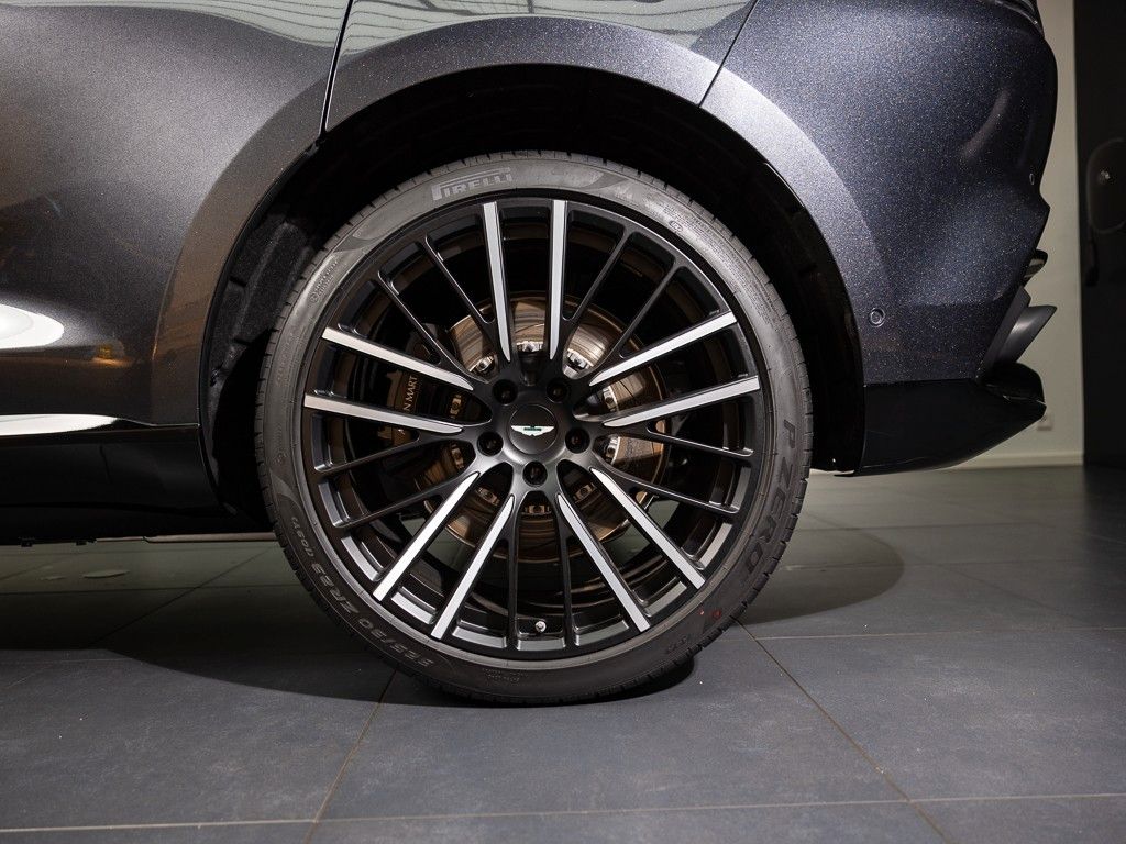 Aston Martin DBX 2024
