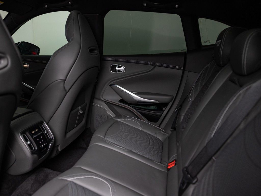 Aston Martin DBX 2024