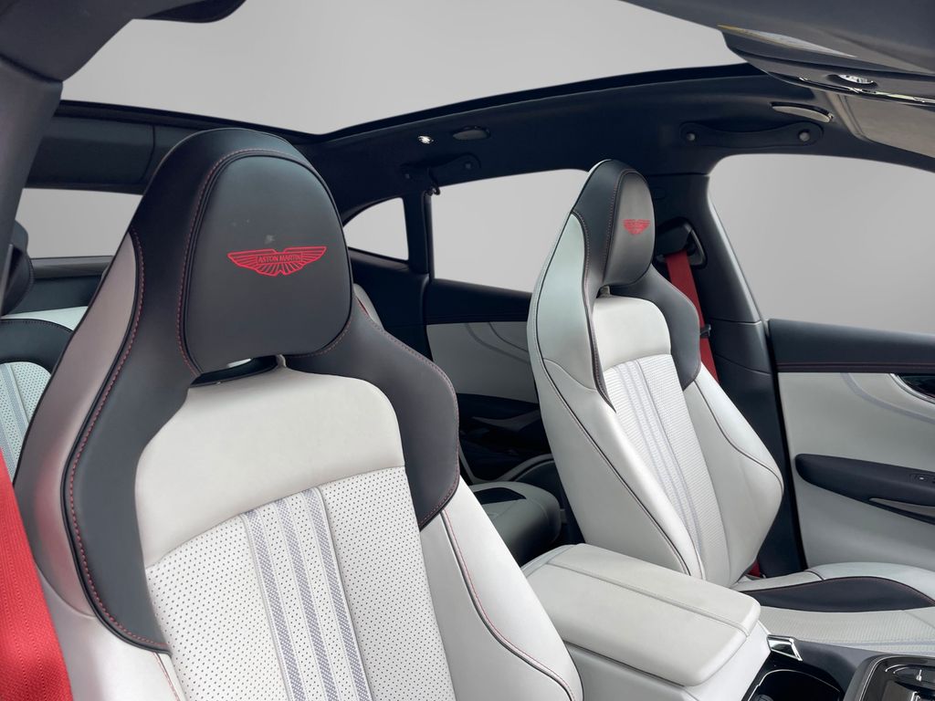 Aston Martin DBX 2024