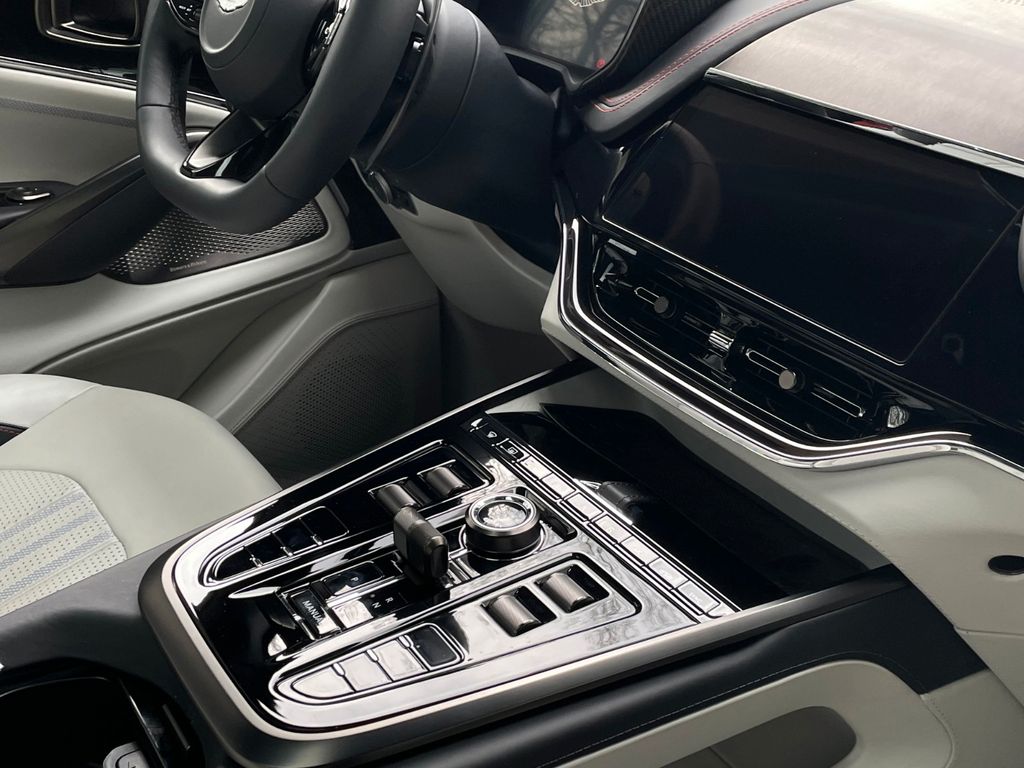 Aston Martin DBX 2024