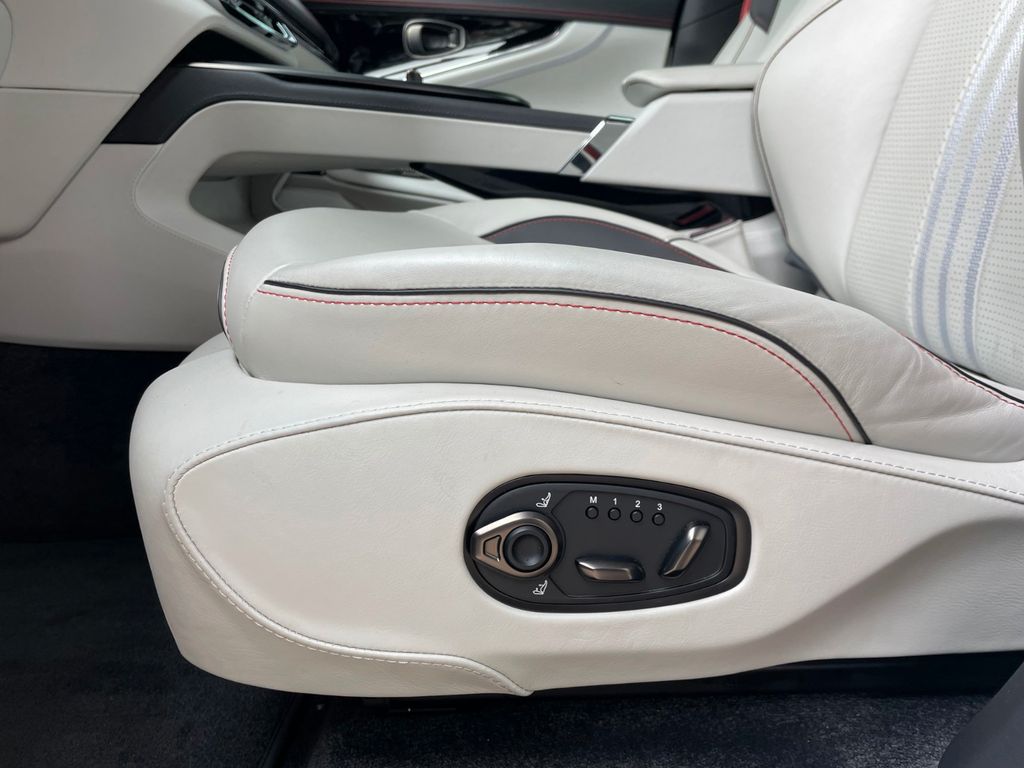 Aston Martin DBX 2024