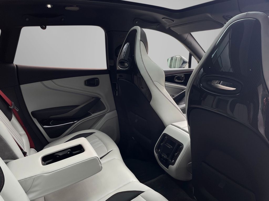 Aston Martin DBX 2024