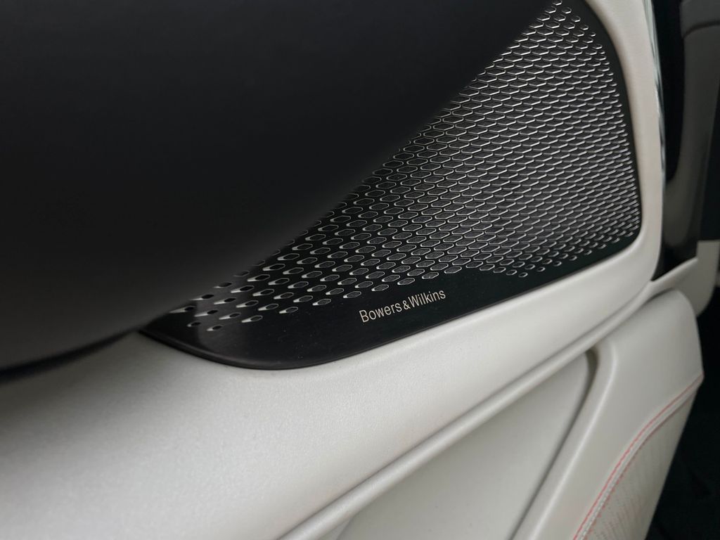 Aston Martin DBX 2024