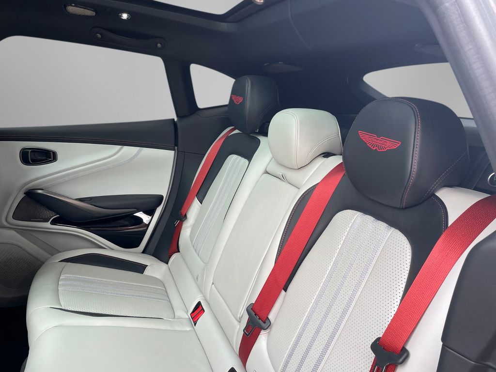 Aston Martin DBX 2024