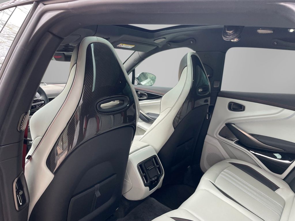Aston Martin DBX 2024