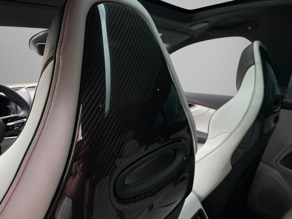 Aston Martin DBX 2024