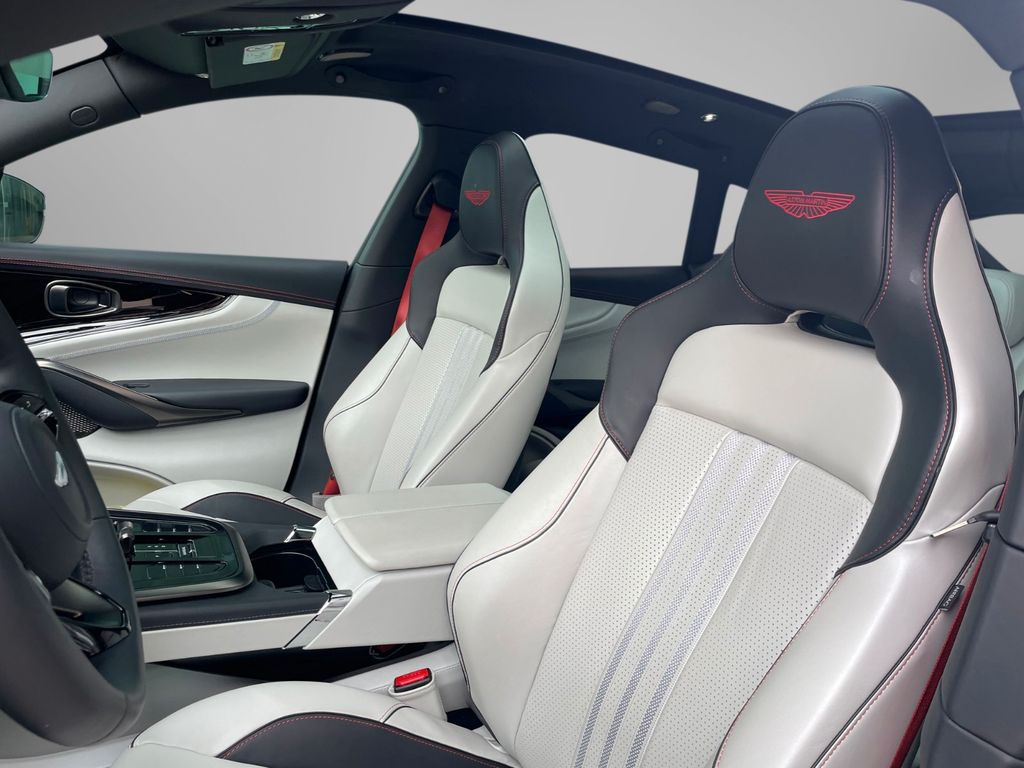 Aston Martin DBX 2024