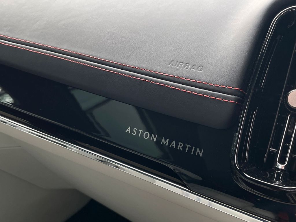 Aston Martin DBX 2024