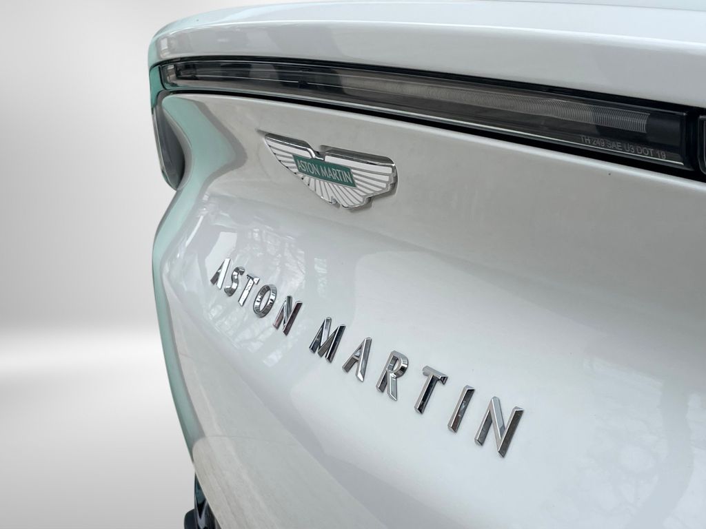 Aston Martin DBX 2024