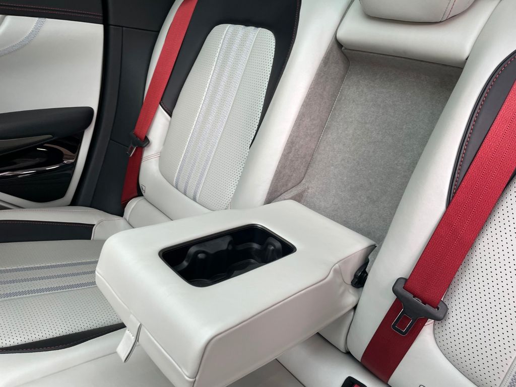 Aston Martin DBX 2024