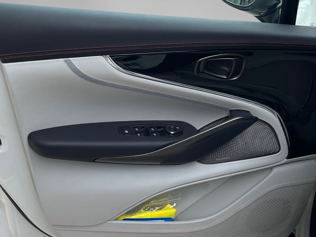 Aston Martin DBX 2024