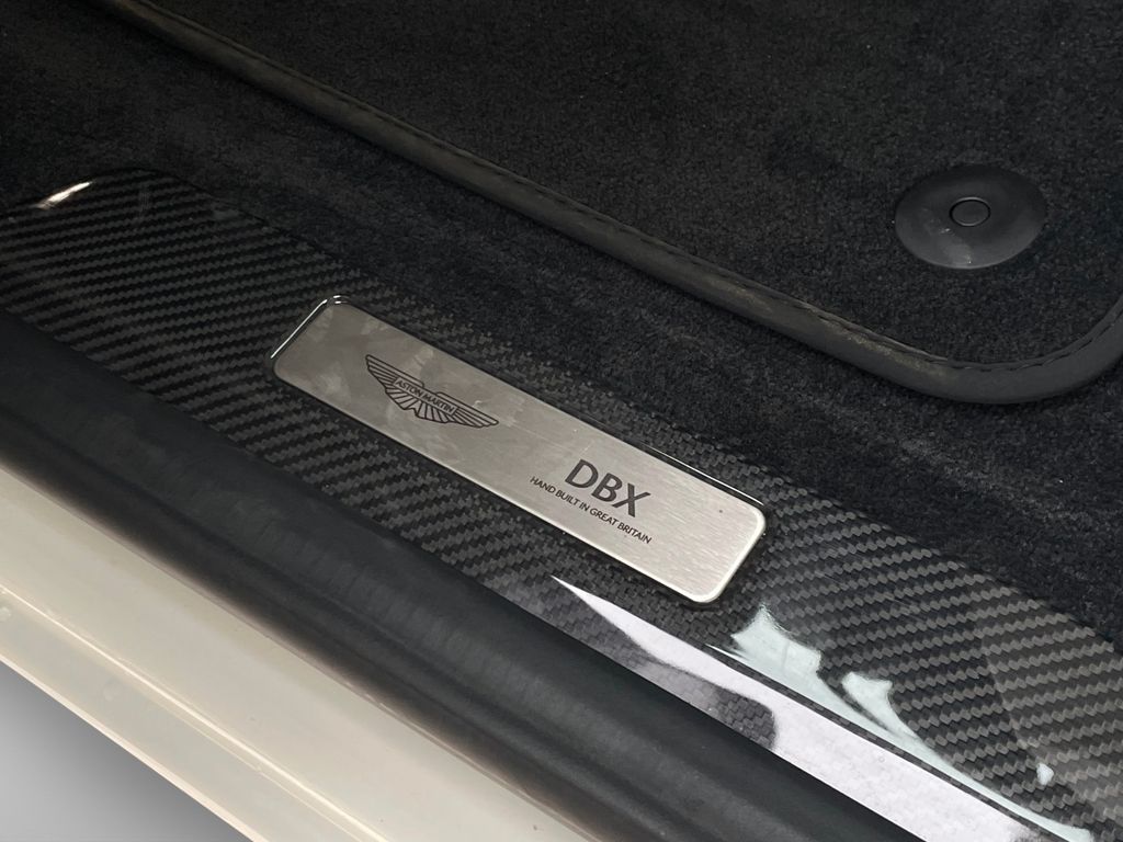 Aston Martin DBX 2024