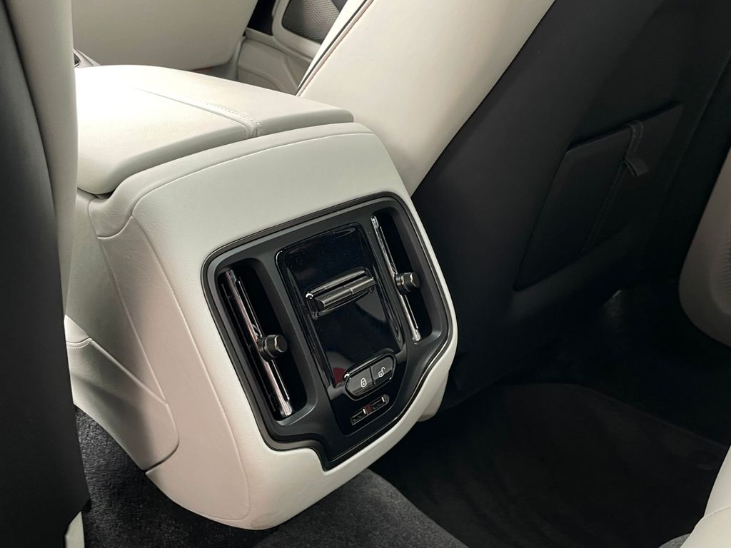 Aston Martin DBX 2024