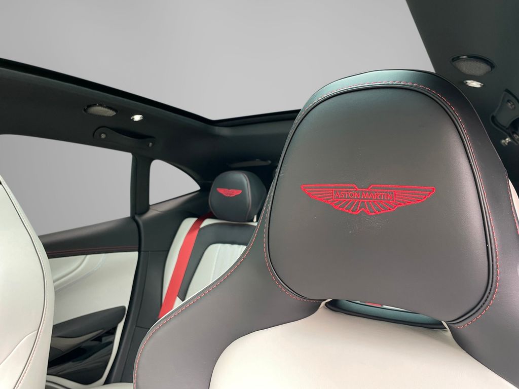 Aston Martin DBX 2024