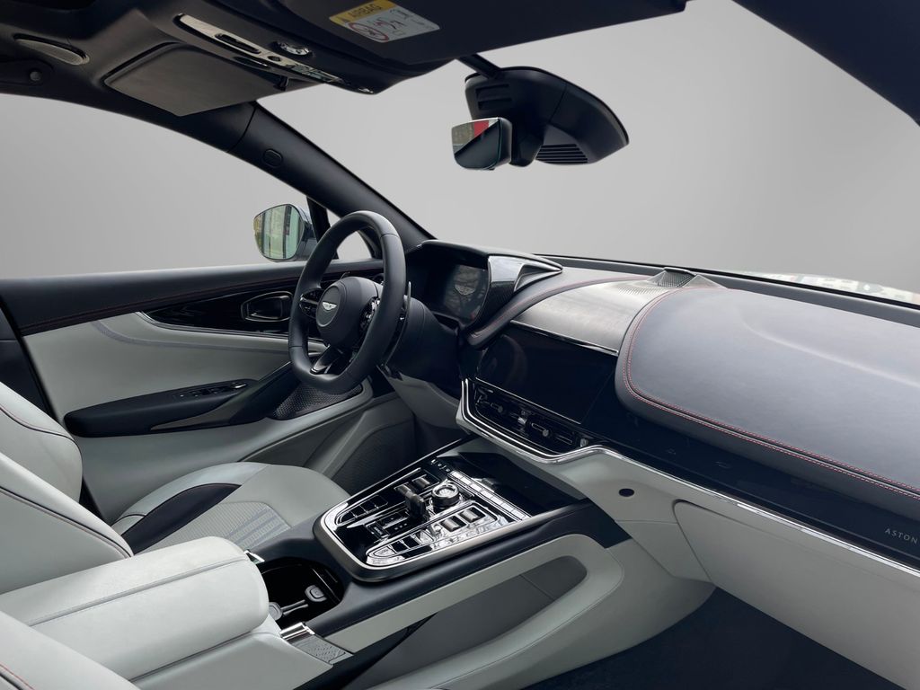 Aston Martin DBX 2024