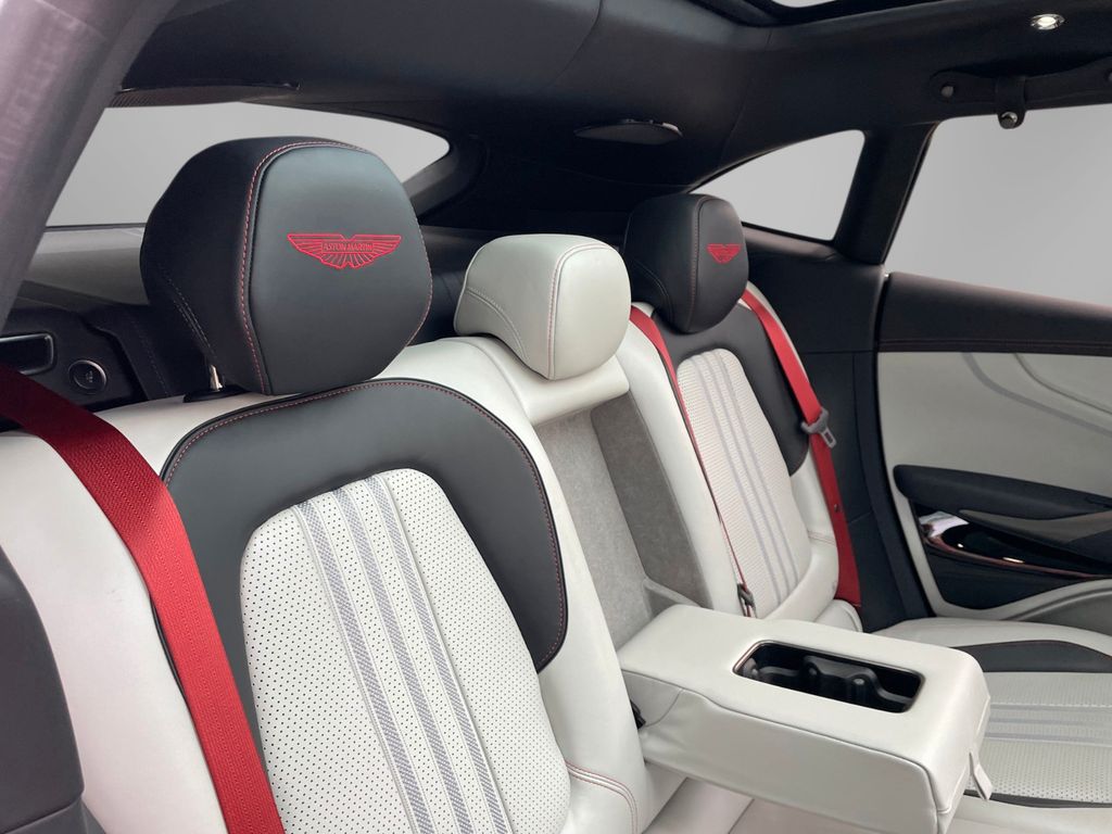 Aston Martin DBX 2024