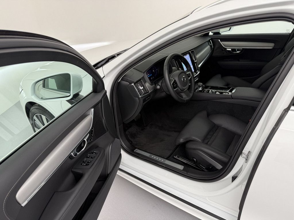 Volvo V90 2025