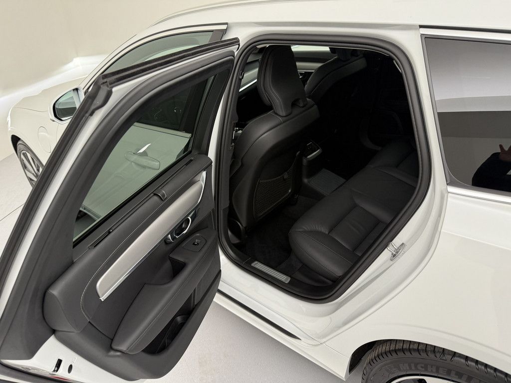 Volvo V90 2025