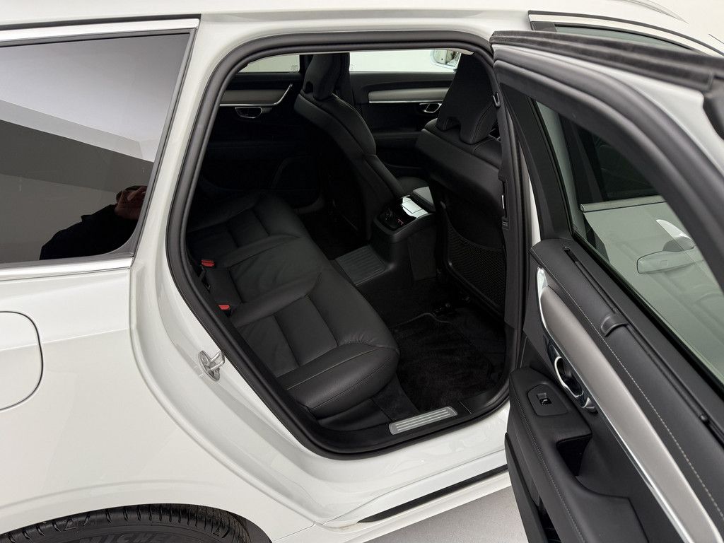 Volvo V90 2025