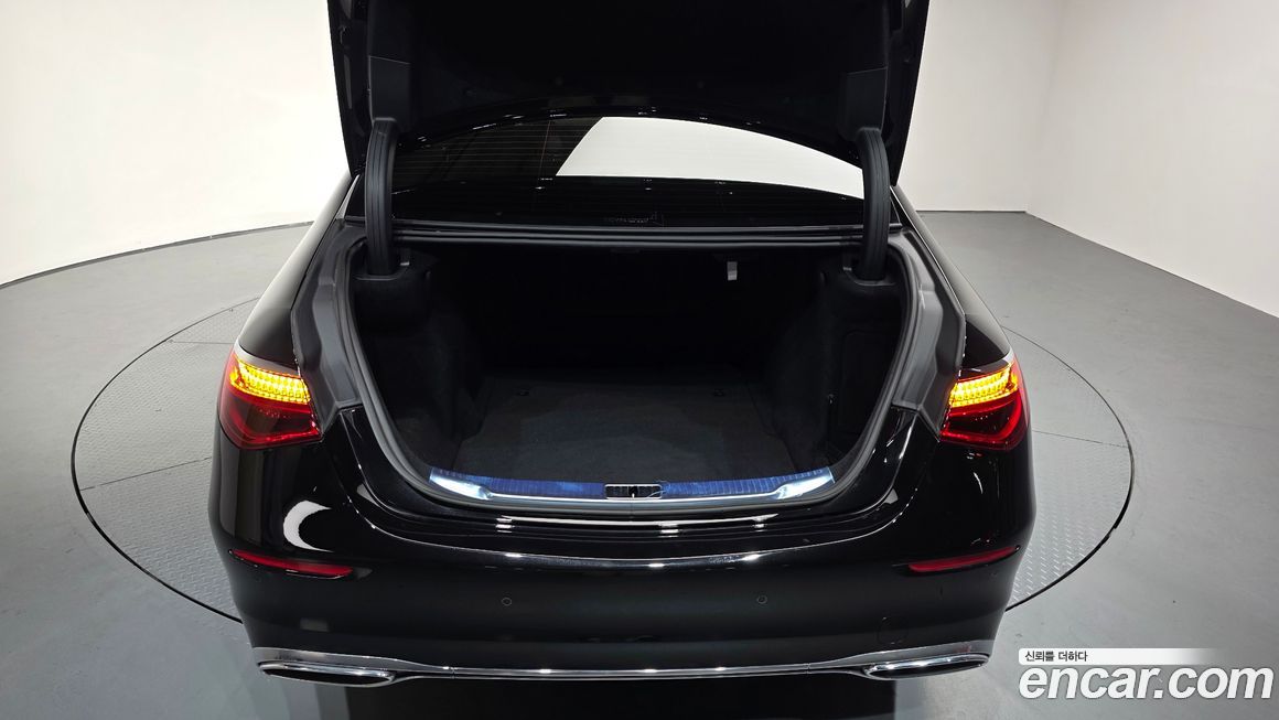 Mercedes-Benz S-Class 2024