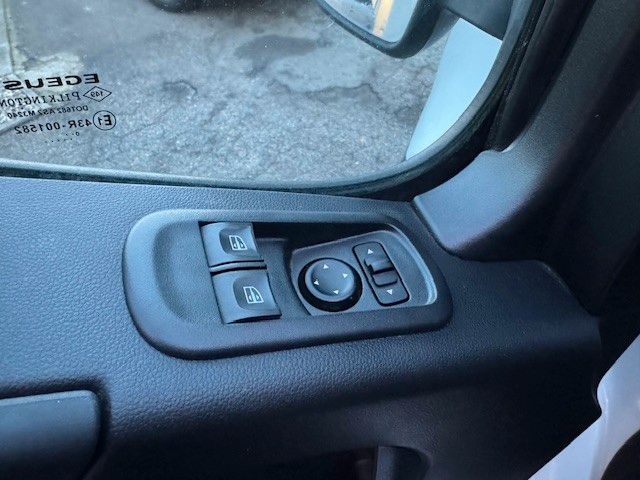Nissan NV400 2021