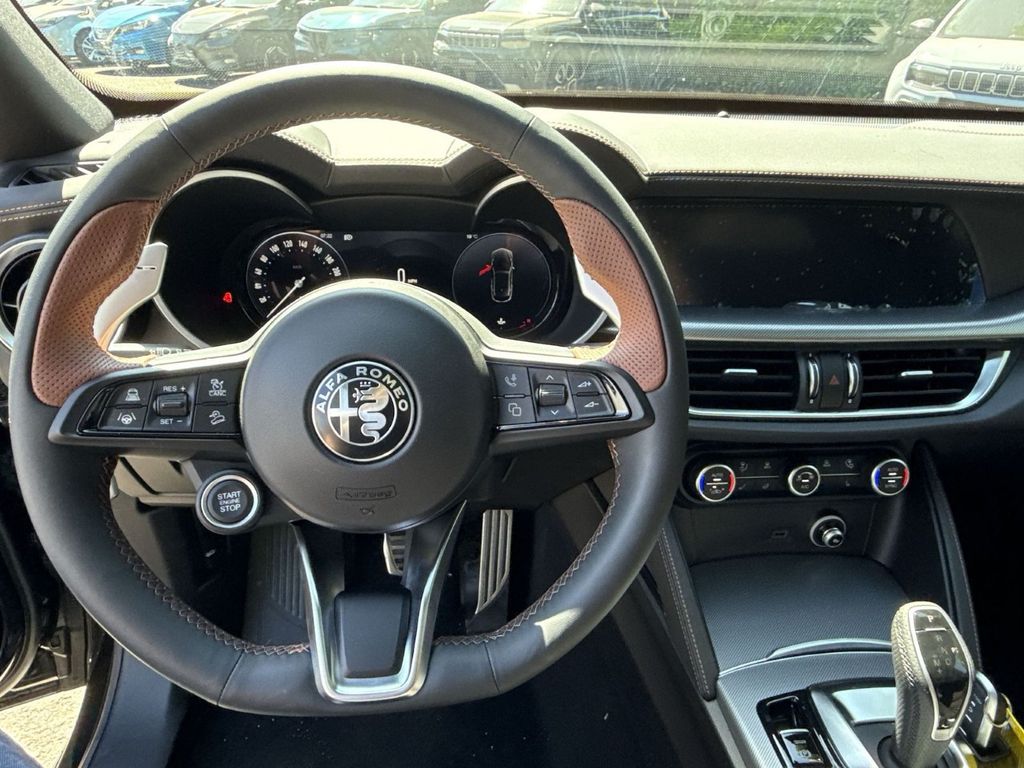 Alfa Romeo Stelvio 2025