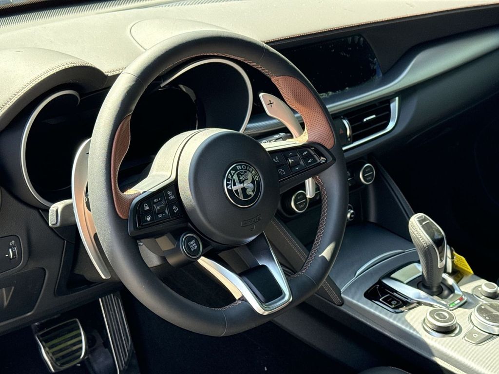 Alfa Romeo Stelvio 2025