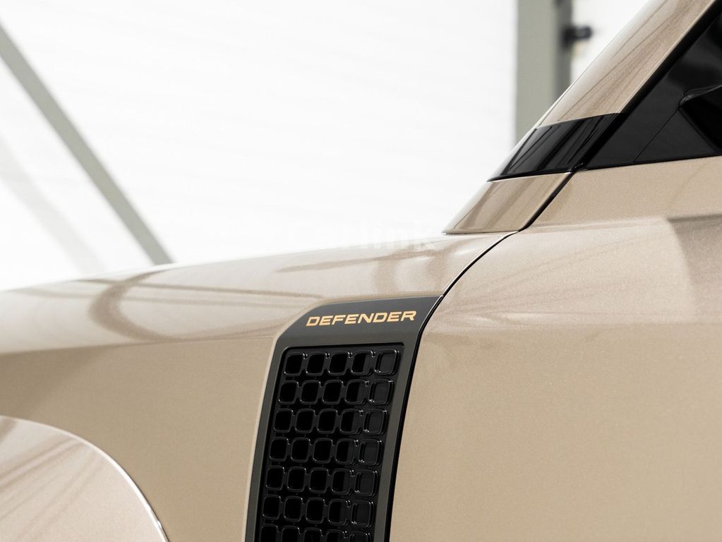 Land Rover Defender 2025