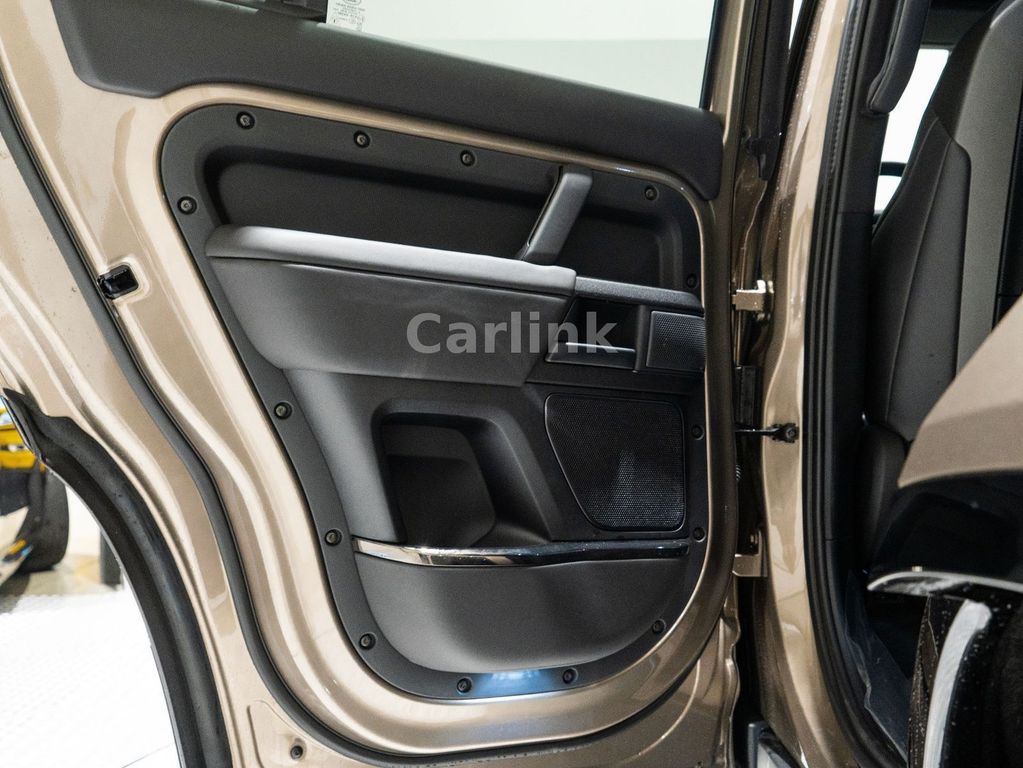 Land Rover Defender 2025