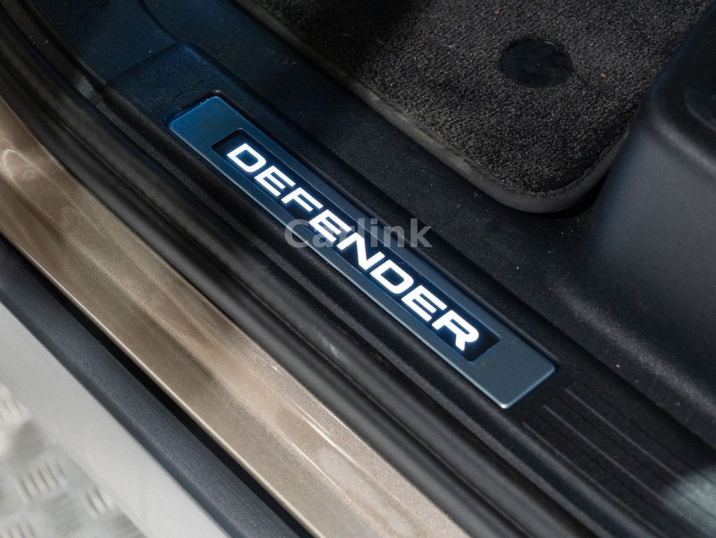 Land Rover Defender 2025