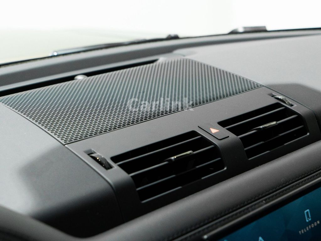 Land Rover Defender 2025