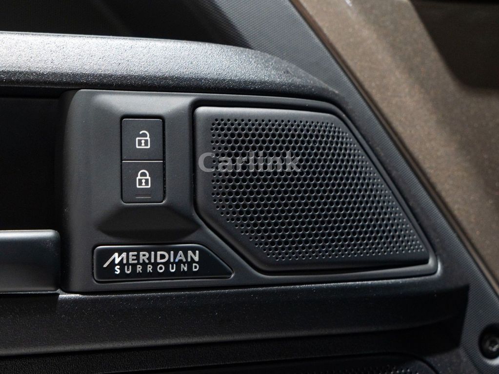 Land Rover Defender 2025