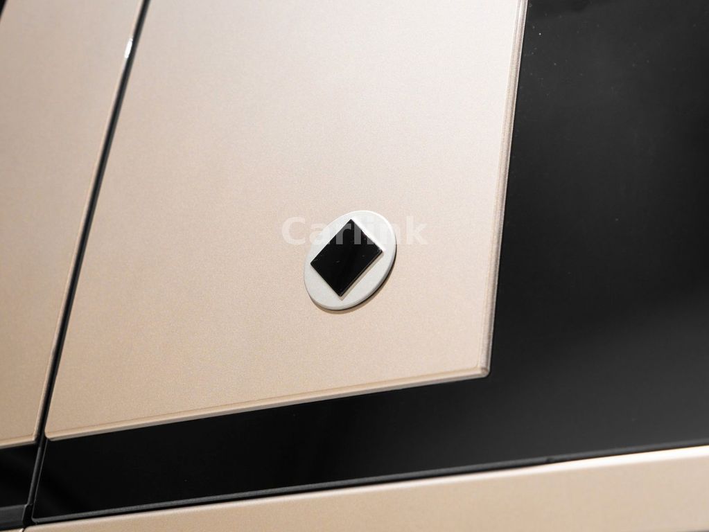 Land Rover Defender 2025