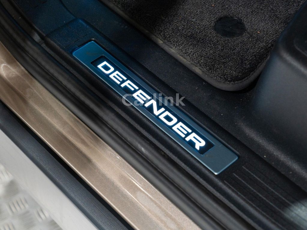 Land Rover Defender 2025