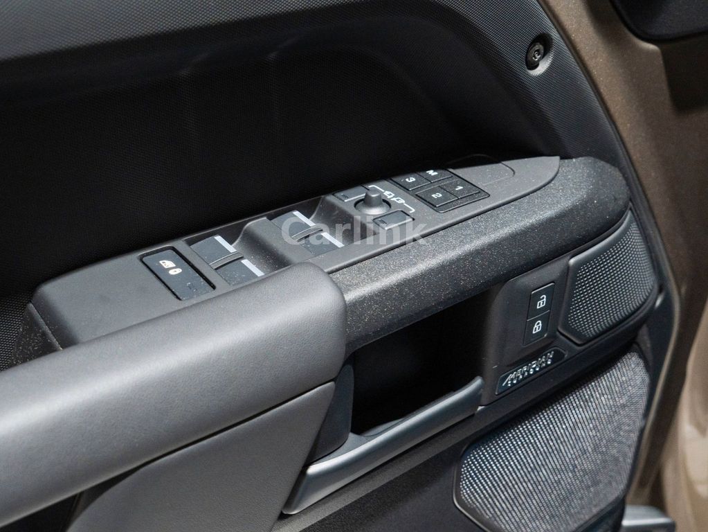 Land Rover Defender 2025