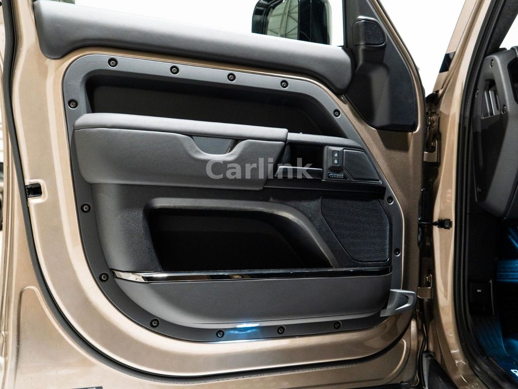 Land Rover Defender 2025