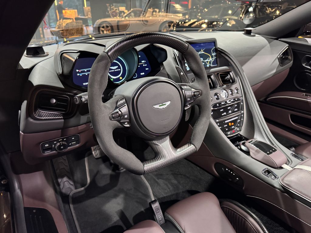 Aston Martin DBS 2023