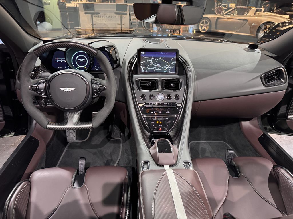 Aston Martin DBS 2023