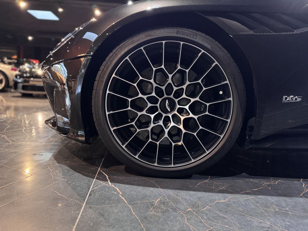 Aston Martin DBS 2023