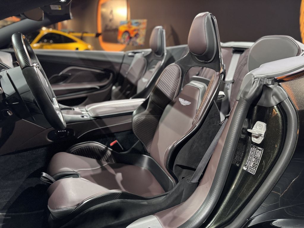 Aston Martin DBS 2023