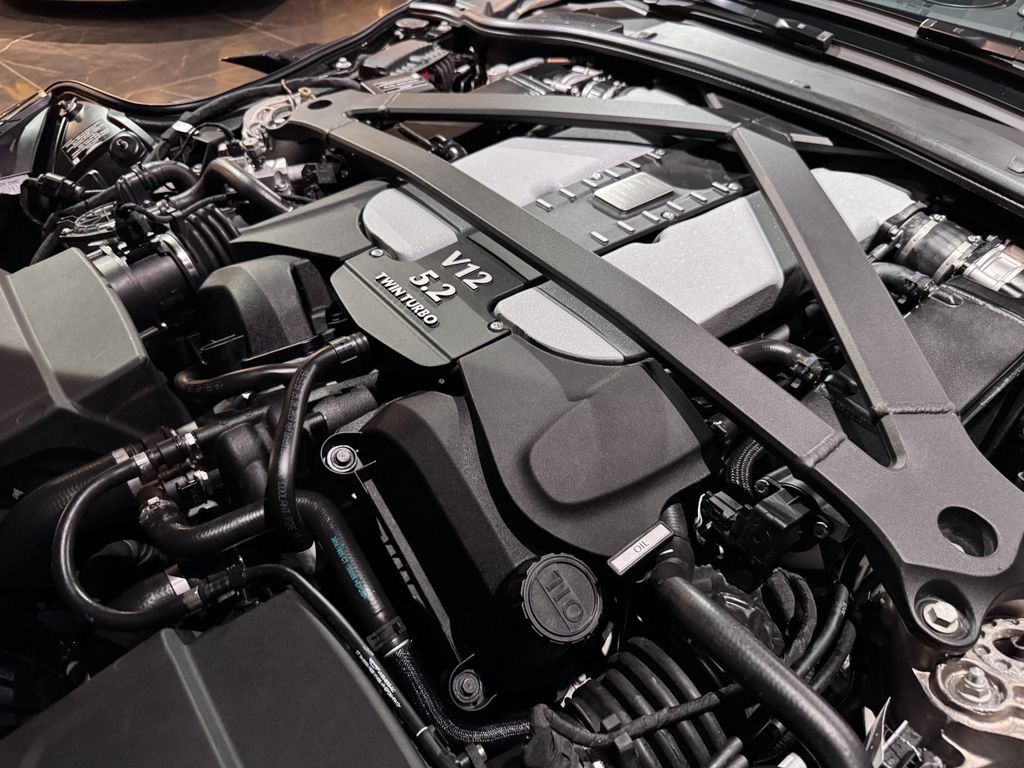 Aston Martin DBS 2023