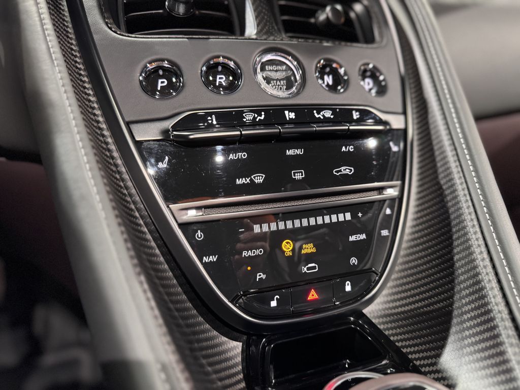 Aston Martin DBS 2023