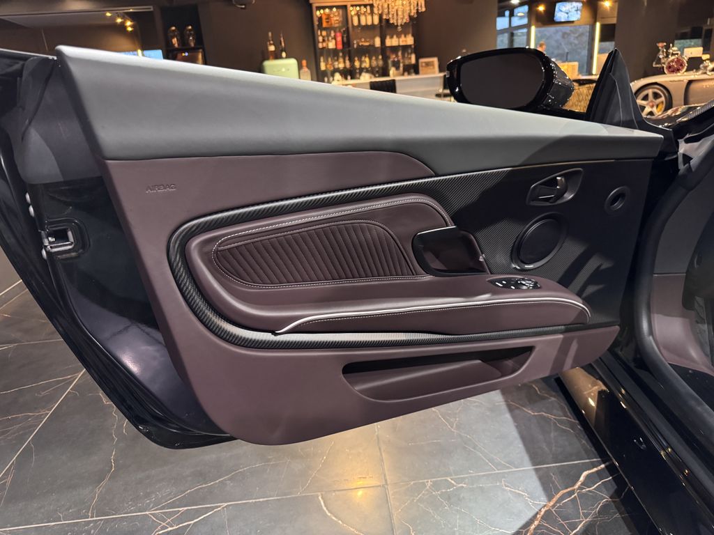 Aston Martin DBS 2023