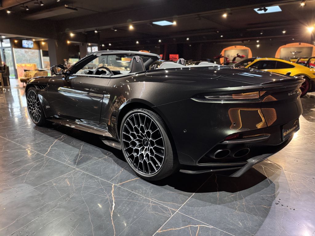 Aston Martin DBS 2023