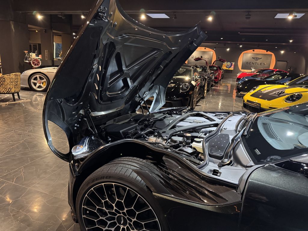 Aston Martin DBS 2023