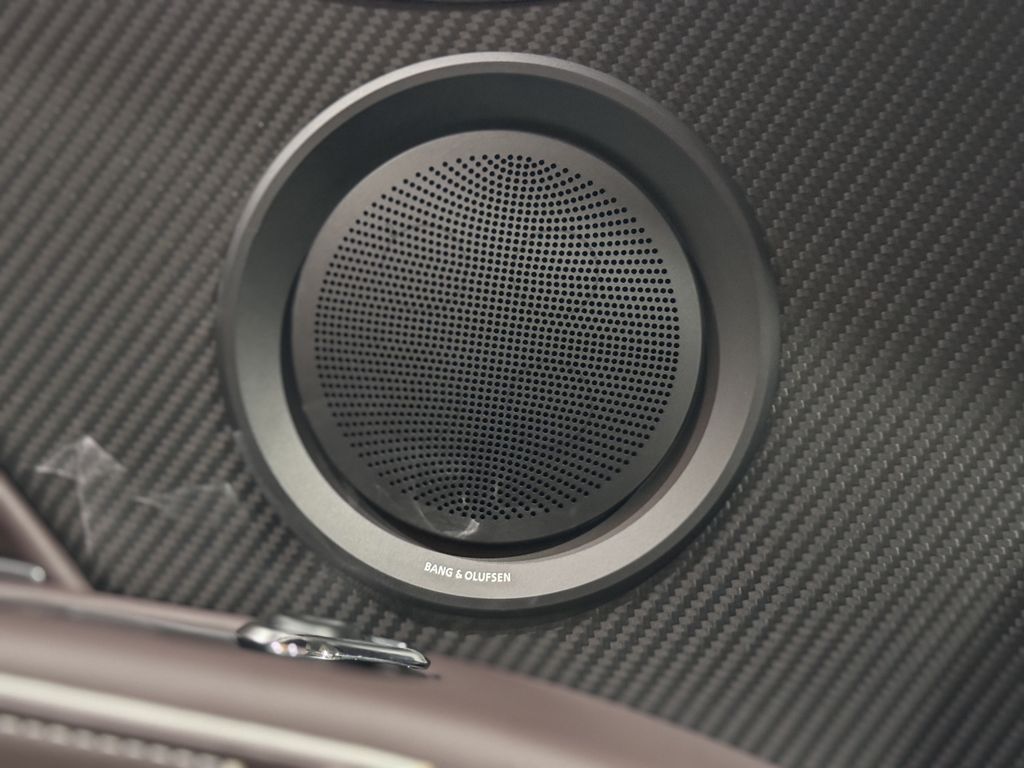 Aston Martin DBS 2023