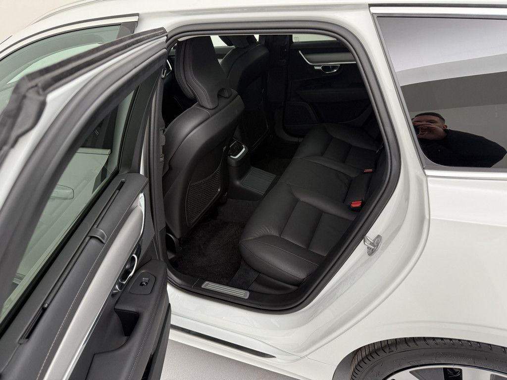 Volvo V90 2025