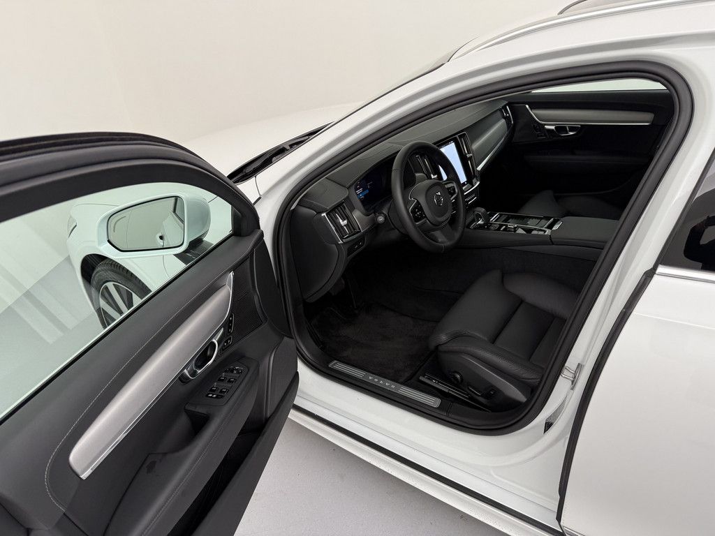 Volvo V90 2025