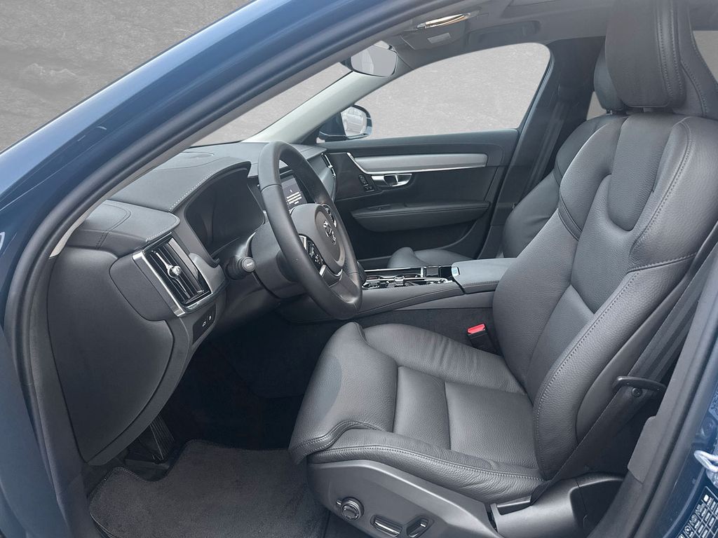 Volvo V90 2025