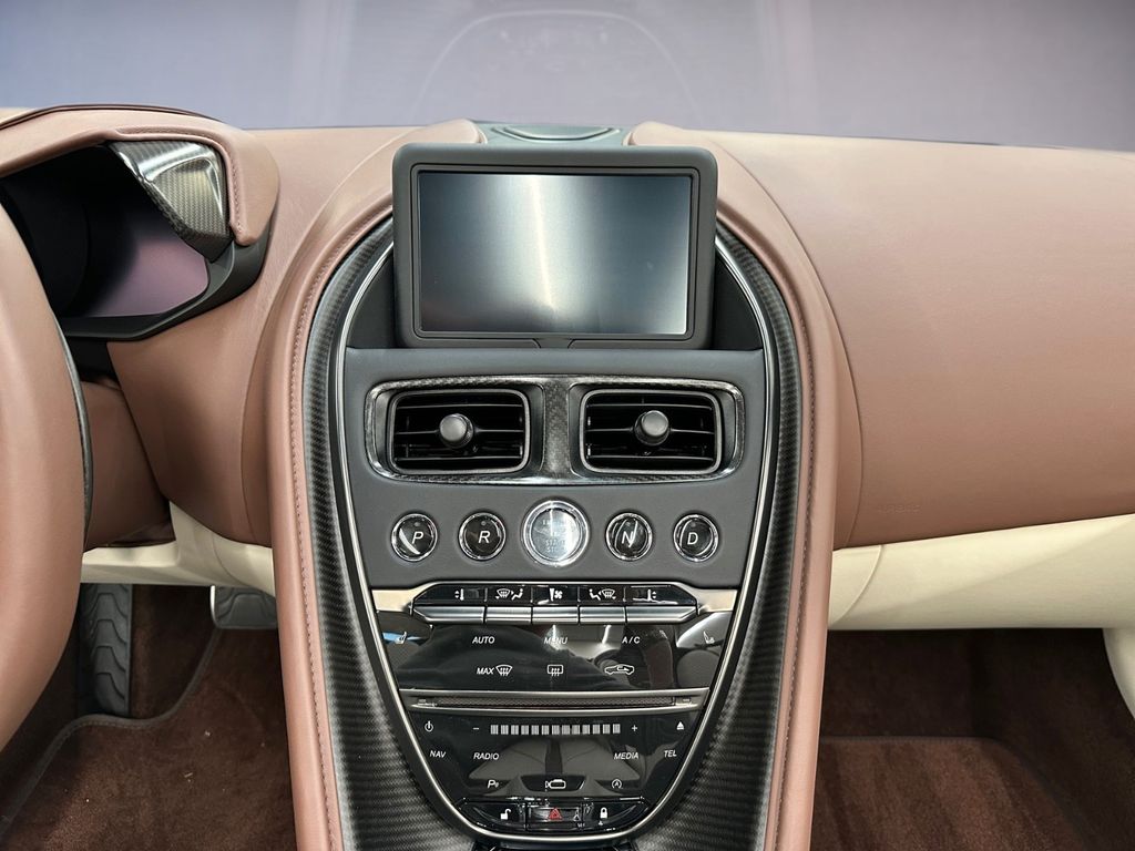 Aston Martin DBS 2023